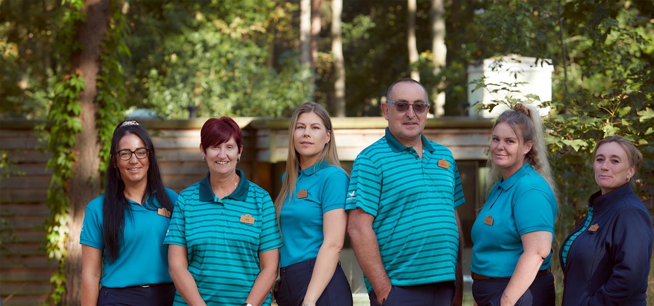 Center Parcs team in blue T-shirts.